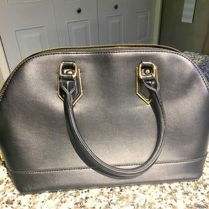 Kelly & Katie black leather handbag w/ gold zipper and trim (like NEW🔥)